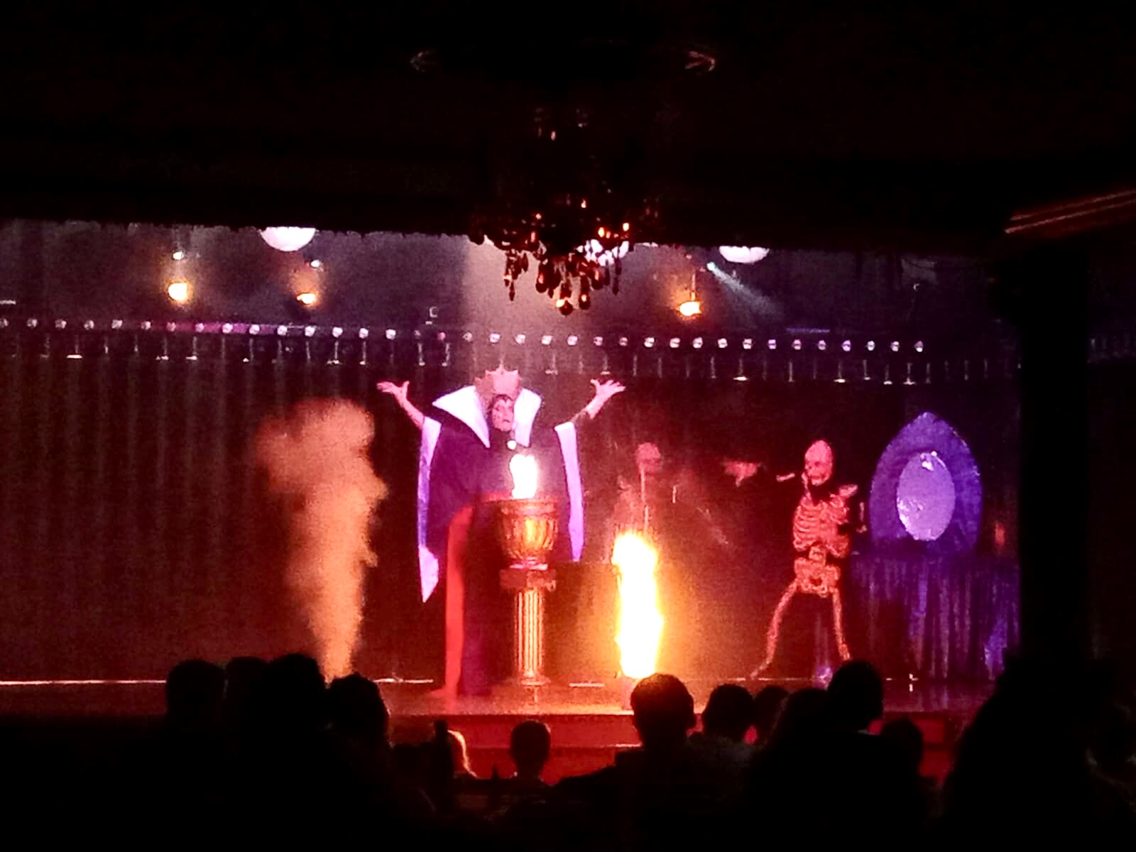 Spectacle Enfant Sorciere Blanche Neige - La Venus cabaret a Toulouse